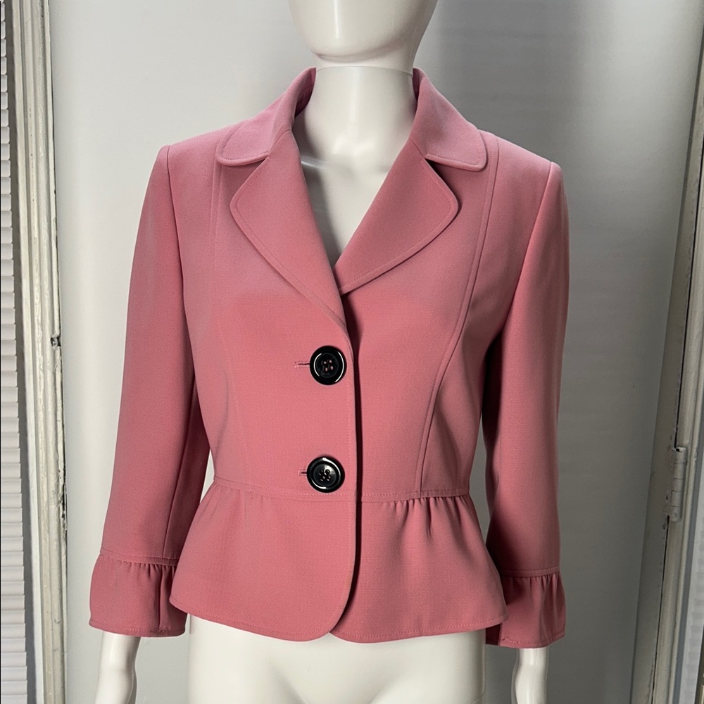 Pink Tahari blazer, size 6 petite. In good condition.

Offers are welcome